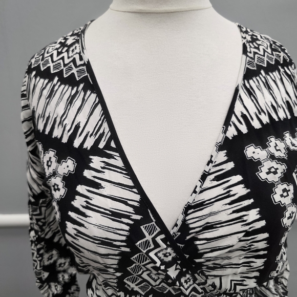 Express Monochrome Geometric Long Sleeve Maxi Dress - Picture 2 of 11